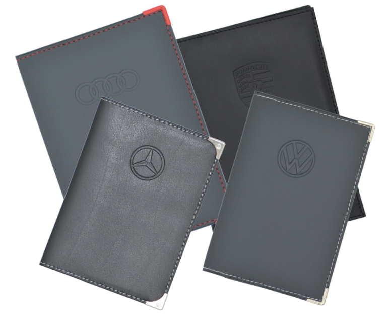 Image d'étui en simili cuir avec logo gravé : "Étui pour carte grise en simili cuir avec logo gravé, couleur et coutures personnalisables. Produit fabriqué en France."